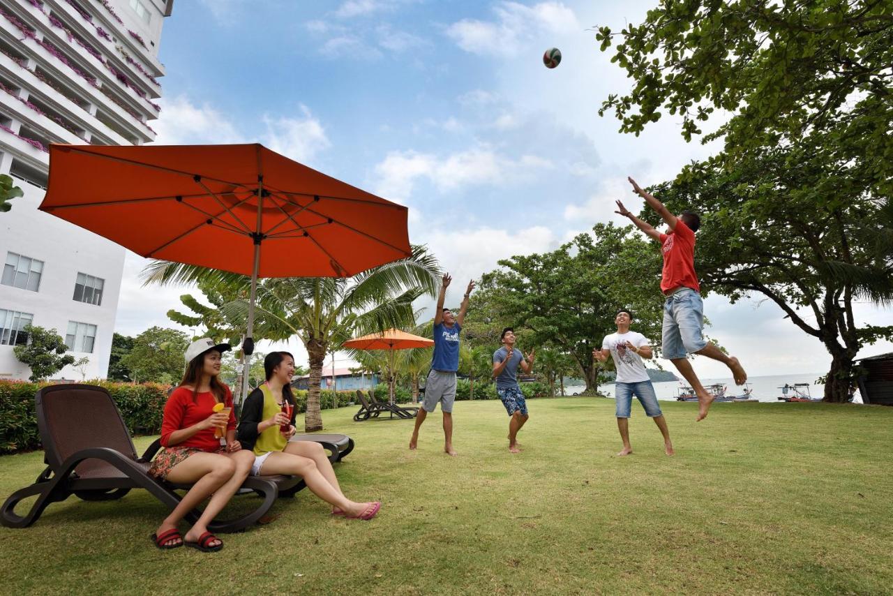 Lexis Suites Penang Bayan Lepas Exteriér fotografie The lawn at the beach resort