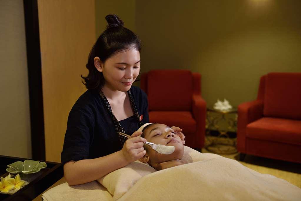 Lexis Suites Penang Bayan Lepas Exteriér fotografie A woman receiving a facial treatment