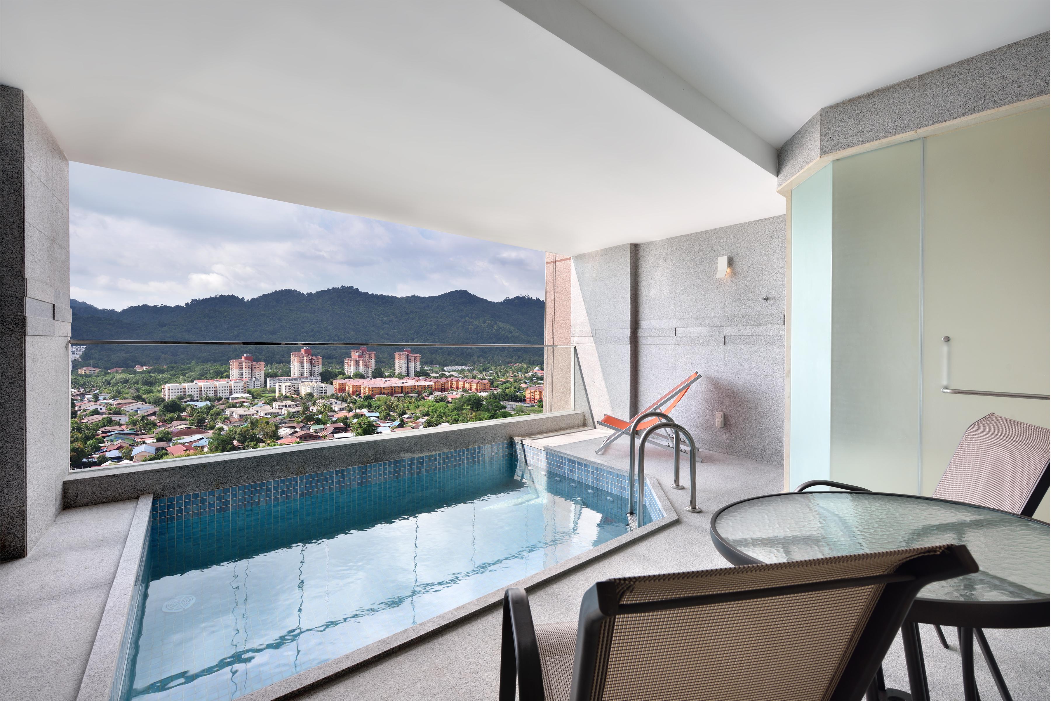 Lexis Suites Penang Bayan Lepas Exteriér fotografie A private pool at a hotel