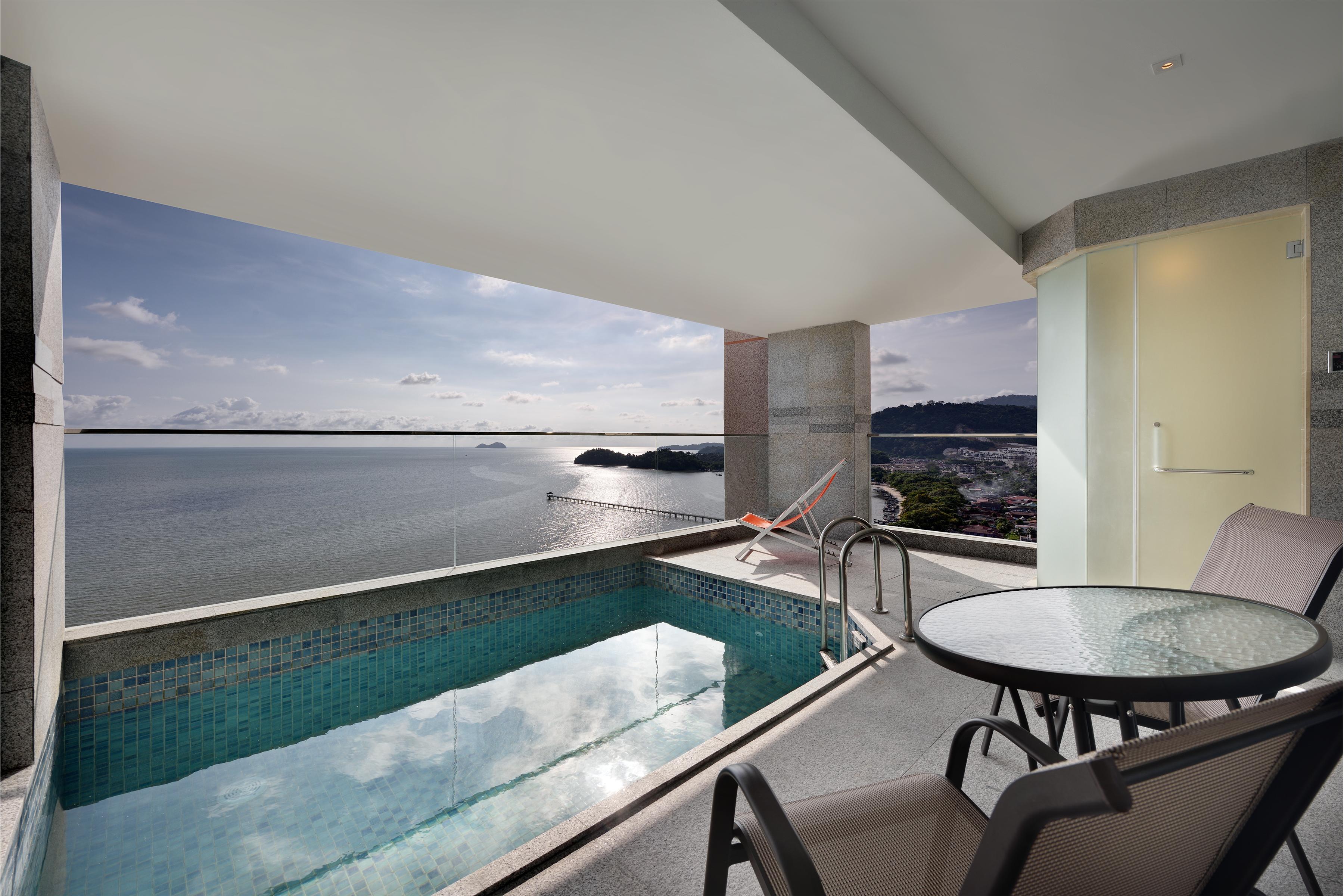 Lexis Suites Penang Bayan Lepas Exteriér fotografie A view of the ocean from a hotel room at the resort