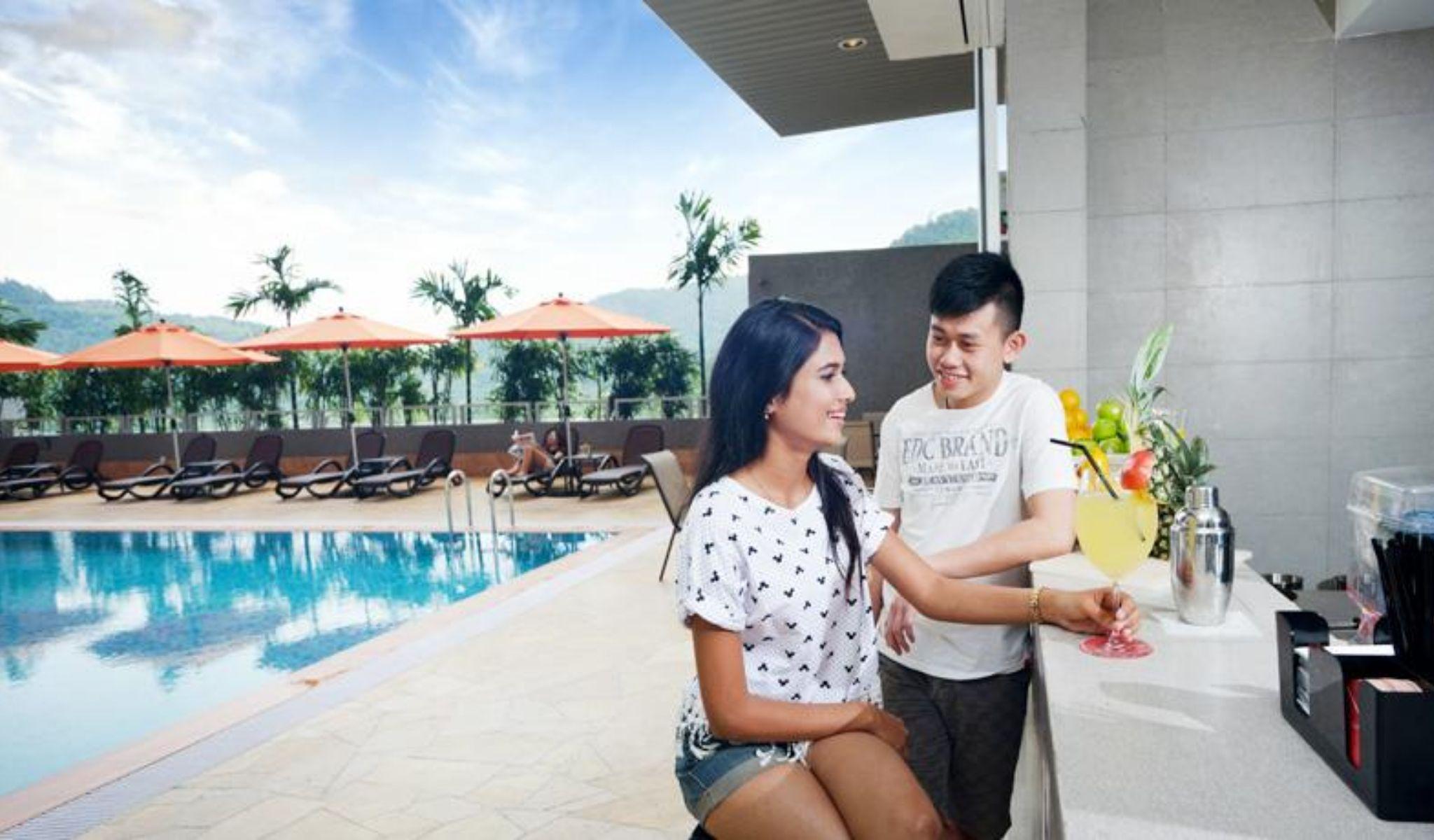 Lexis Suites Penang Bayan Lepas Exteriér fotografie The swimming pool at the hotel