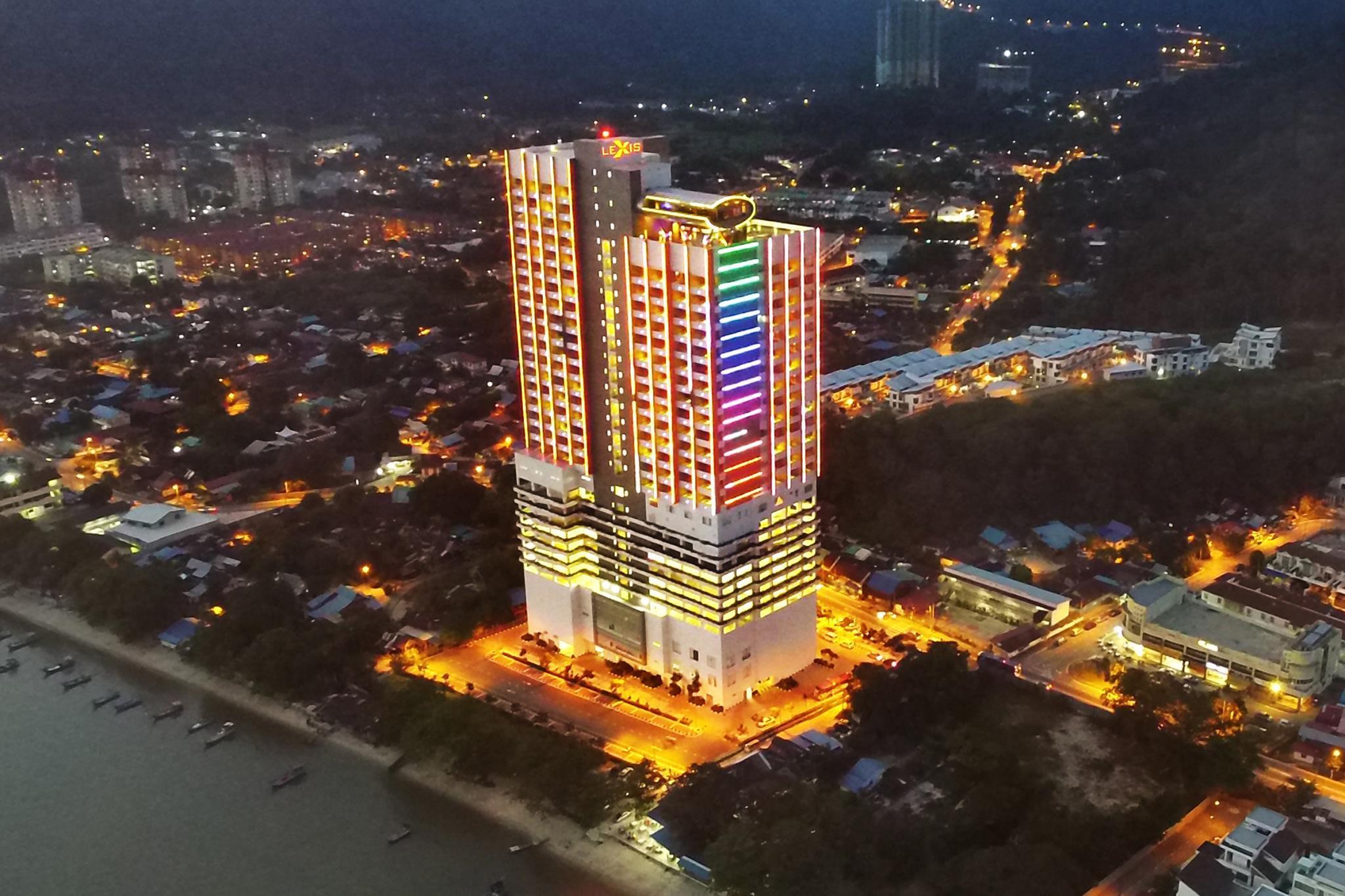 Lexis Suites Penang Bayan Lepas Exteriér fotografie The hotel at night