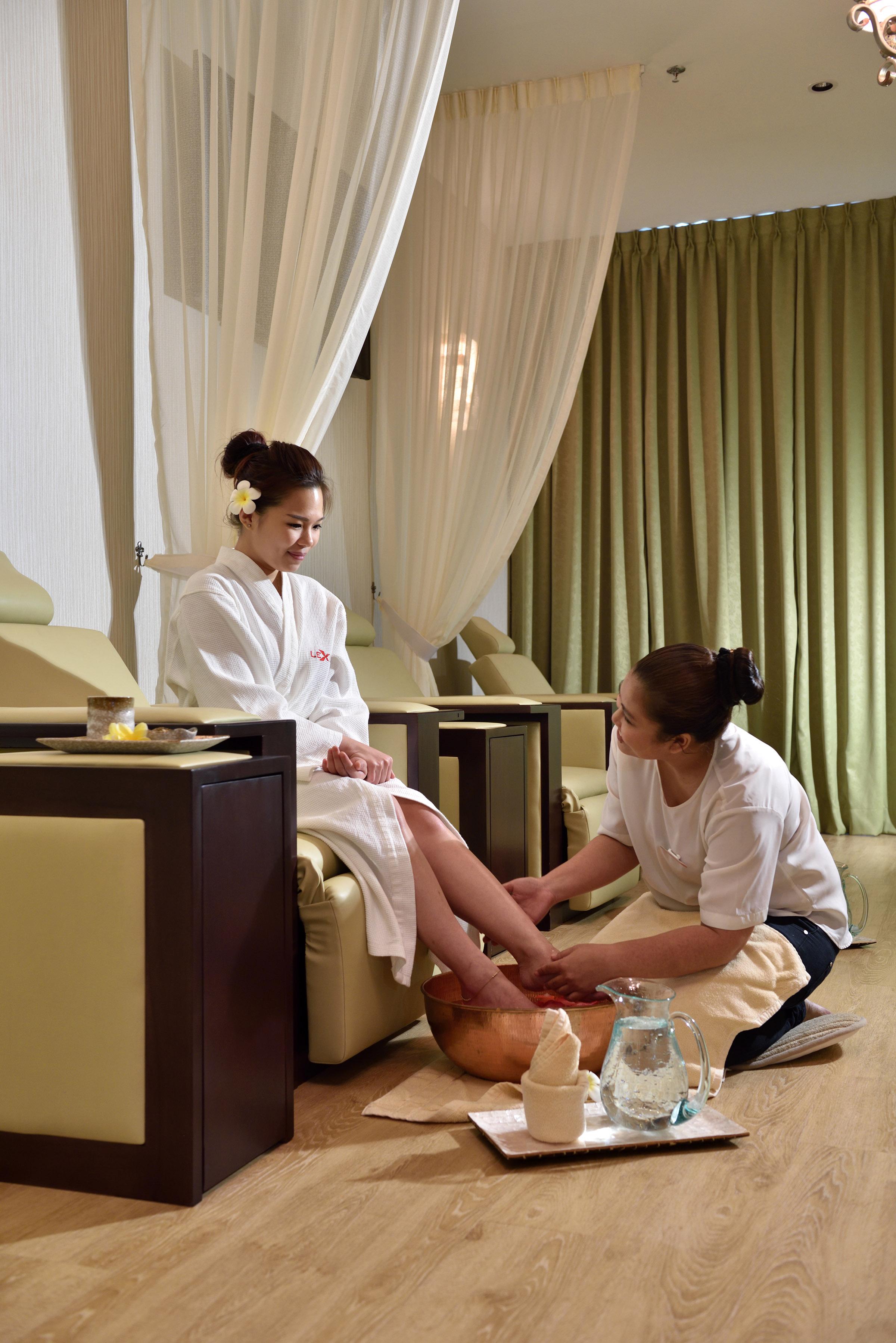Lexis Suites Penang Bayan Lepas Exteriér fotografie A foot massage