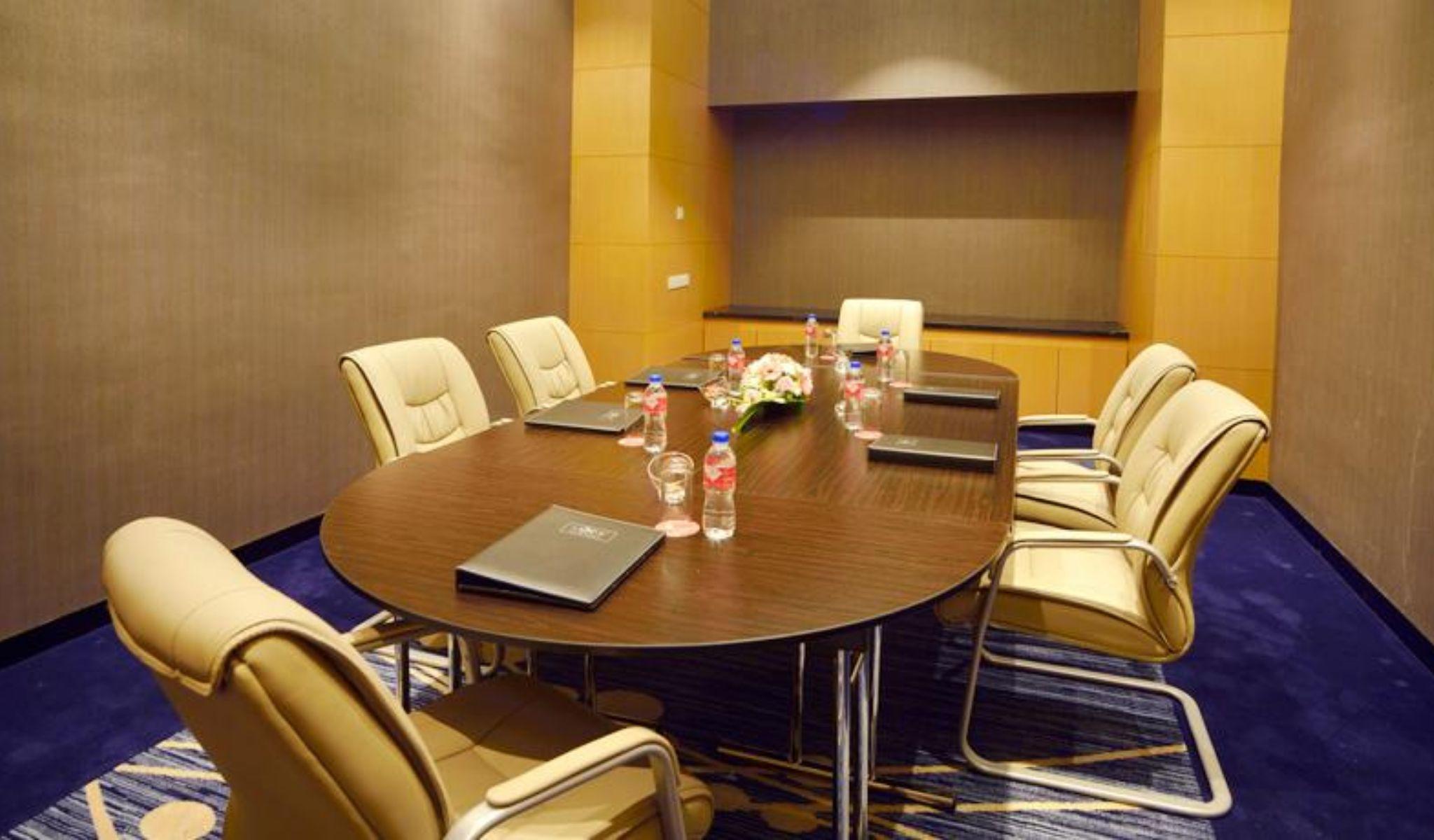 Lexis Suites Penang Bayan Lepas Exteriér fotografie A meeting room