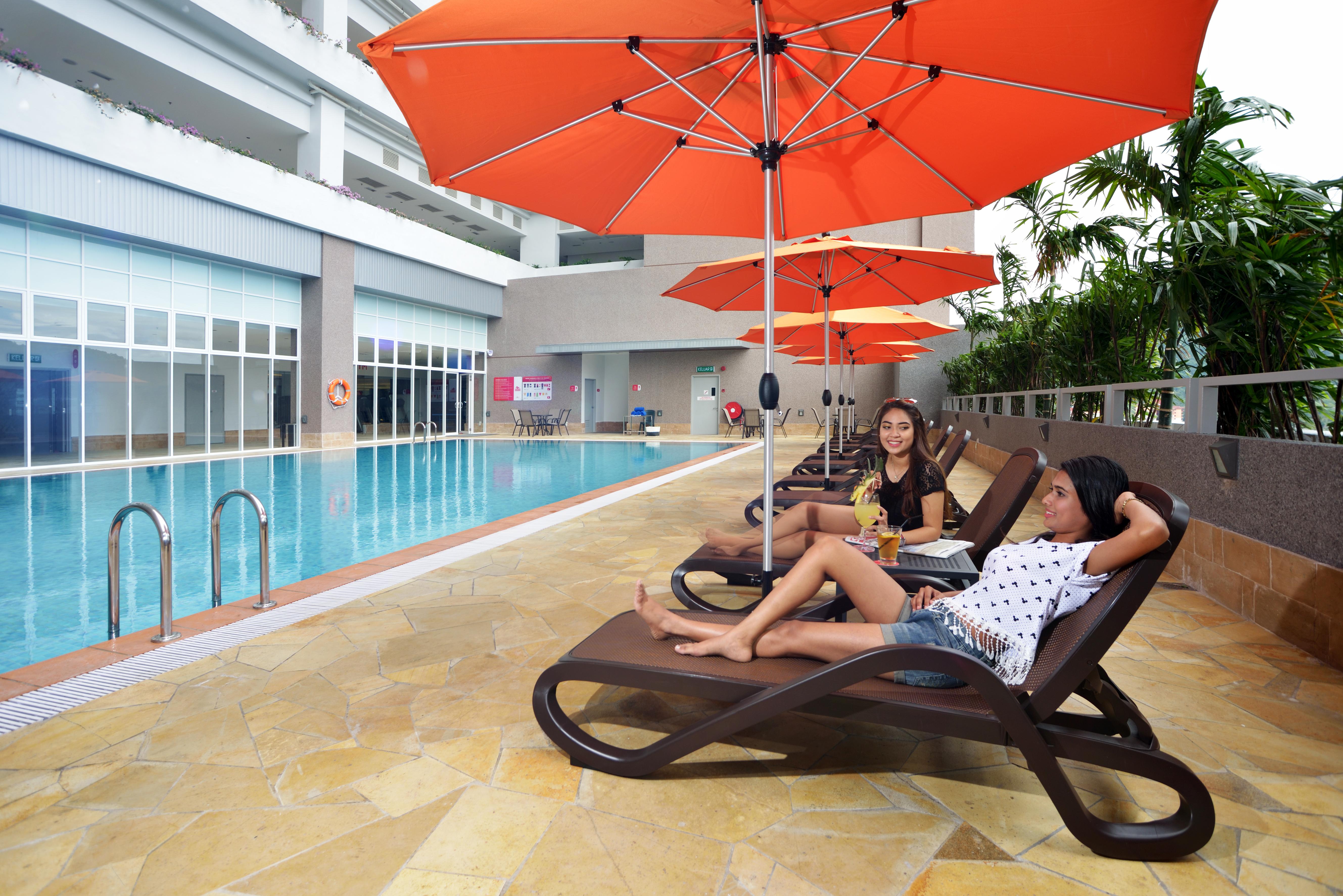 Lexis Suites Penang Bayan Lepas Exteriér fotografie Pool at the hotel