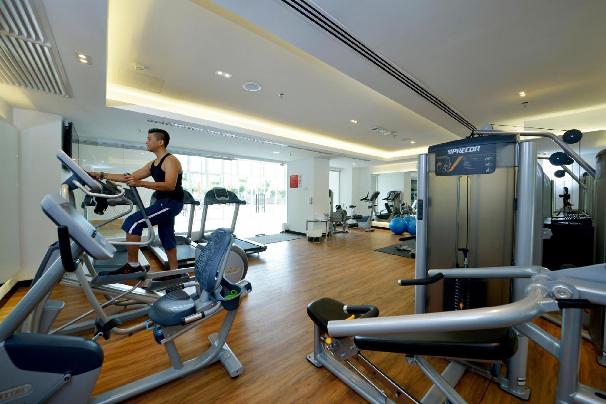 Lexis Suites Penang Bayan Lepas Exteriér fotografie The gym at the hotel