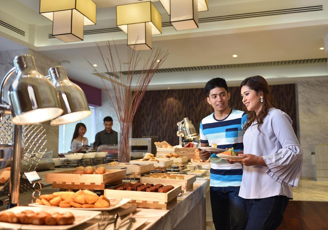 Lexis Suites Penang Bayan Lepas Exteriér fotografie A buffet at a hotel