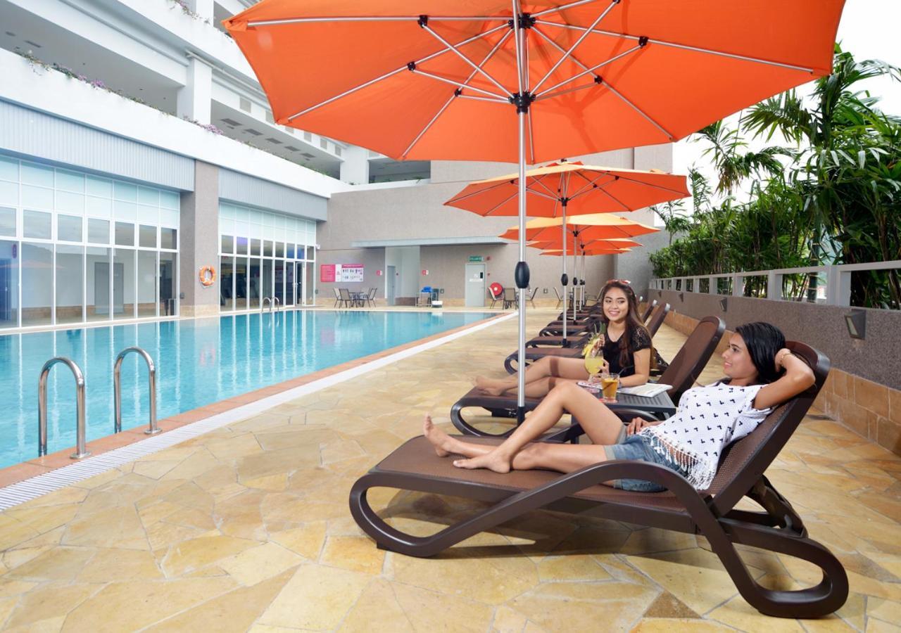 Lexis Suites Penang Bayan Lepas Exteriér fotografie Poolside at the hotel