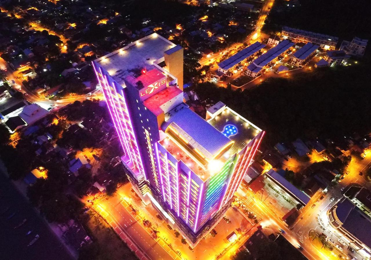Lexis Suites Penang Bayan Lepas Exteriér fotografie Aerial view of the hotel at night