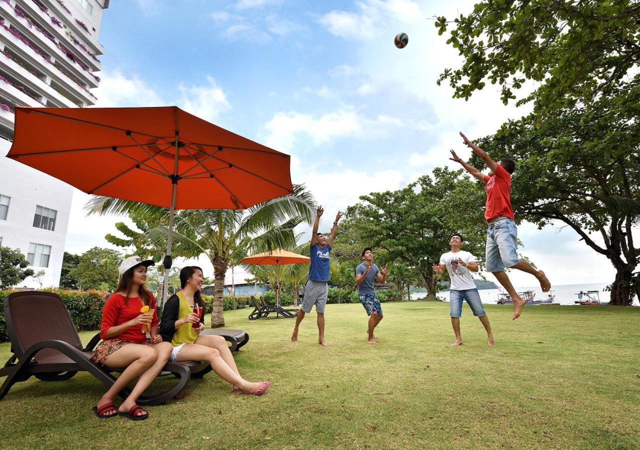 Lexis Suites Penang Bayan Lepas Exteriér fotografie Students playing frisbee at the university campus
