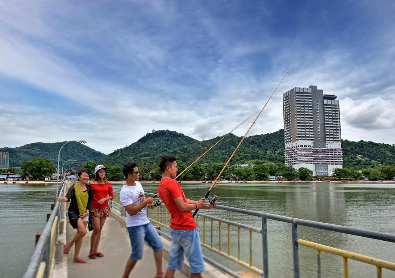 Lexis Suites Penang Bayan Lepas Exteriér fotografie Anglers at the Marina East Pier